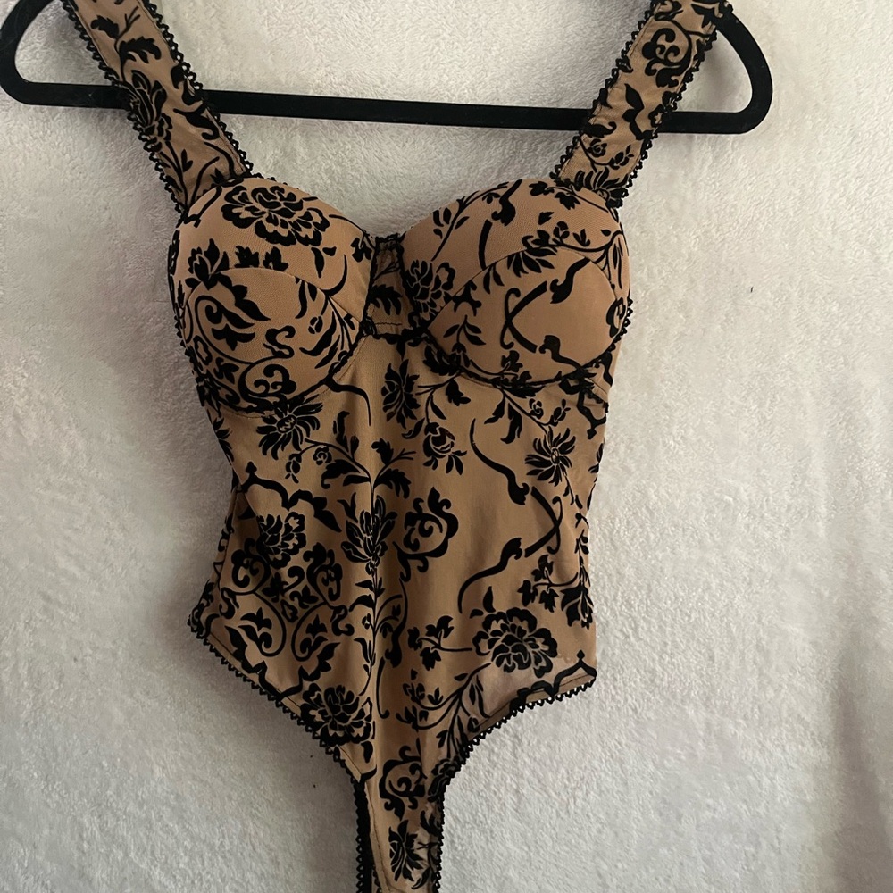 Windsor Nude and Black Floral Lace Top